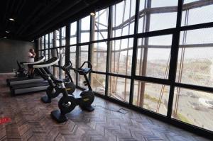 Fitness centrum a/nebo fitness zařízení v ubytování Beautiful Bright Modern 2bd2bath Poolgym! #219