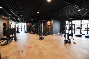 Fitness centrum a/nebo fitness zařízení v ubytování Beautiful Bright Modern 2bd2bath Poolgym! #219