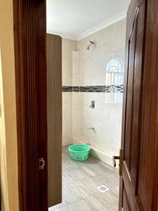 ein Badezimmer mit einer Badewanne, einem WC und einer Badewanne in der Unterkunft Comfortable house in Solai in Nakuru