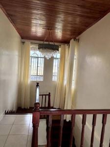 Zimmer mit einer Treppe und einem Kronleuchter in der Unterkunft Comfortable house in Solai in Nakuru + 12 Fotos