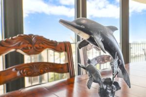 eine Statue eines Delphins und Kinder auf einem Tisch in der Unterkunft Phoenix on the Bay 1333 - Poseidon House condo in Orange Beach + 97 Fotos
