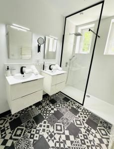 a white bathroom with two sinks and a shower at Maison vacance en Périgord in Saint-Astier