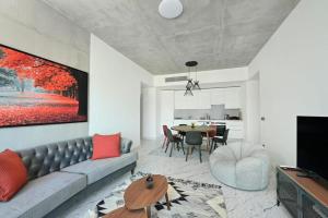 Posezení v ubytování Bright Lovely Modern 2bd25 Condo Poolgym! #220