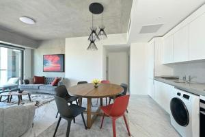 Kuchyň nebo kuchyňský kout v ubytování Bright Lovely Modern 2bd25 Condo Poolgym! #220