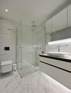 Koupelna v ubytování Bright Lovely Modern 2bd25 Condo Poolgym! #220