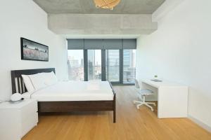 Postel nebo postele na pokoji v ubytování Bright Lovely Modern 2bd25 Condo Poolgym! #220 + 22 fotografií