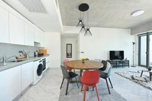 Kuchyň nebo kuchyňský kout v ubytování Bright Lovely Modern 2bd25 Condo Poolgym! #220
