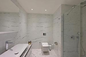 Koupelna v ubytování Bright Lovely Modern 2bd25 Condo Poolgym! #220