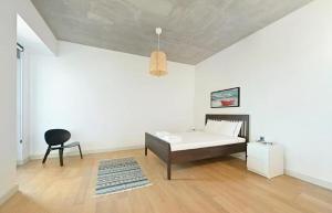 Postel nebo postele na pokoji v ubytování Bright Lovely Modern 2bd25 Condo Poolgym! #220