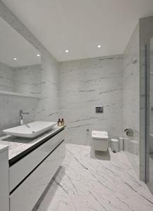 Koupelna v ubytování Bright Lovely Modern 2bd25 Condo Poolgym! #220