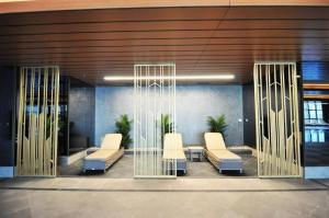 Posezení v ubytování Bright Lovely Modern 2bd25 Condo Poolgym! #220