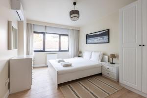 Postel nebo postele na pokoji v ubytování Modern Prime Location 1bed Bright Home! #243