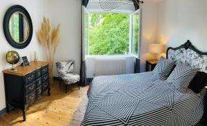 a bedroom with a bed and a window at Maison familiale en Périgord Dordogne in Saint-Astier