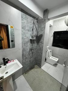 アディスアベバにあるIconic Apartmentsのシャワーと洗面台付きのバスルーム +9枚の写真