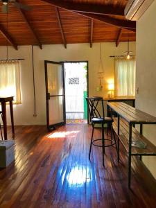 ภาพในคลังภาพของ Lofty, fully equipped apartment in the heart of Montezuma ในปุนตาเรนาส