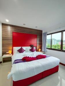 Postel nebo postele na pokoji v ubytování Patong Max Value Hotel