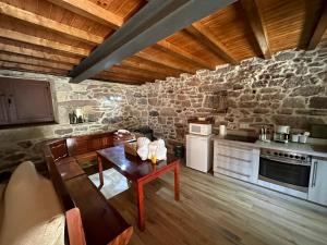 Η κουζίνα ή μικρή κουζίνα στο CASA Guimarás 2