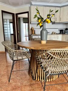 a kitchen with a table and chairs with a vase on it at Apartment Tres Palmeras with pool in Vinarós