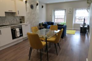 a kitchen and living room with a table and chairs at Casa Bella In Sherborne's Historic Quarterlocal in Sherborne +30 photos