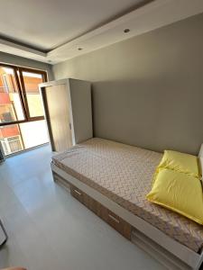 una camera da letto con un letto con un cuscino giallo sopra di Луксозен апартамент a Vratsa