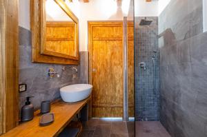 un baño con lavabo y ducha en Il Lauro - Green house - Pisano, en Pisano 28 fotos más