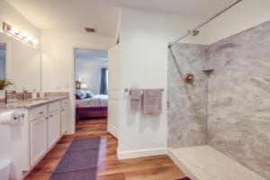 Bilik mandi di Pet-Friendly LaBelle Apt, Close to River!