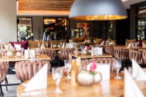 Ein Restaurant oder anderes Speiselokal in der Unterkunft Hotel Am Badepark 