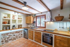 una cucina con mobili in legno e un forno a piano cottura di Cerro de la Cruz, increíbles vistas en el centro de Andalucía a Priego de Córdoba