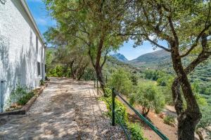 un sentiero accanto a un edificio con alberi e montagne di Cerro de la Cruz, increíbles vistas en el centro de Andalucía a Priego de Córdoba