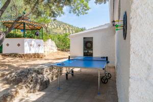 un tavolo da ping pong blu di fronte a un edificio di Cerro de la Cruz, increíbles vistas en el centro de Andalucía a Priego de Córdoba