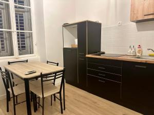 Kuchyňa alebo kuchynka v ubytovaní Navis city apartments