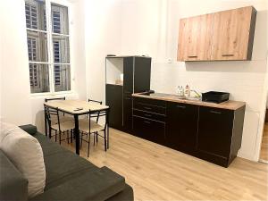 Kuchyňa alebo kuchynka v ubytovaní Navis city apartments