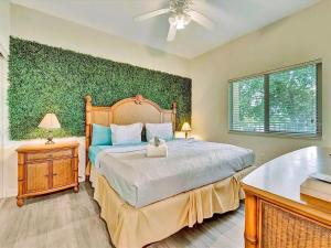 Postel nebo postele na pokoji v ubytování Bayview Oceanside Condo with Pool and Private Balcony