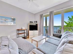 Et tv og/eller underholdning på Bayview Oceanside Condo with Pool and Private Balcony