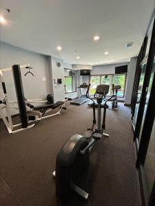 Un gimnasio con varias cintas de correr y máquinas en una habitación. en Blue Mountain Resort Village Suites, en Blue Mountains 67 fotos más