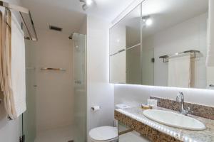 巴西利亚BSB STAY Premium Flats Particulares - Saint Moritz的带水槽、马桶和镜子的浴室