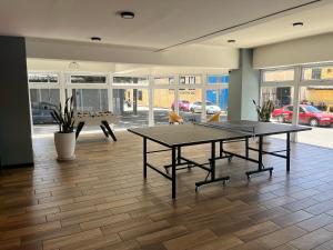 グアテマラシティにあるLindo apartamento cerca del aeropuertoの広い客室で、卓球台が備わります。