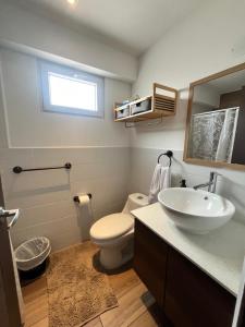 グアテマラシティにあるLindo apartamento cerca del aeropuertoの洗面台、トイレ、鏡のあるバスルーム +29枚の写真