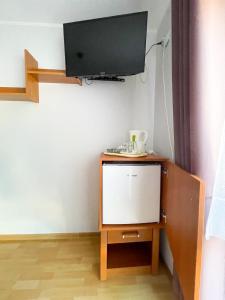 a tv sitting on a stand in a room at Pensjonat Bryza in Karwia
