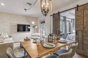 Χώρος καθιστικού στο L109 Canmore World Class Solara Resort - Hot tub, Pool, Gym, AirCon, Free Parking & Netflix