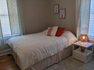 Ένα ή περισσότερα κρεβάτια σε δωμάτιο στο Casa Rosa - 2br West End Bungalow