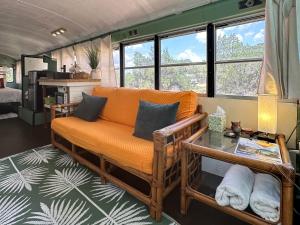 Posezení v ubytování Night Owl Bus-Romantic Dripping Springs Retreat with Pool, Fast Wi-Fi & Scenic 10-Acre Views