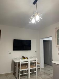 Μια τηλεόραση ή/και κέντρο ψυχαγωγίας στο Paro’s apartment