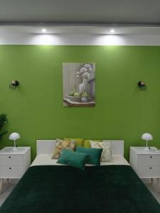 1 dormitorio verde con 1 cama grande con paredes verdes en Villa Verdi, en Biograd na Moru