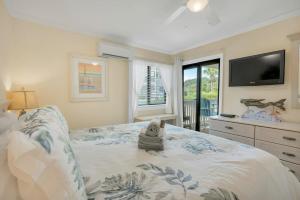 A bed or beds in a room at Ocean Forest Villas Cozy Oceanview Unit D116 Még 34 kép