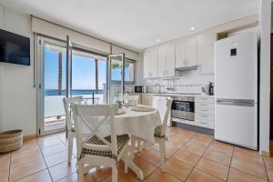 Η κουζίνα ή μικρή κουζίνα στο Hauzify I Apartament Colón 2B