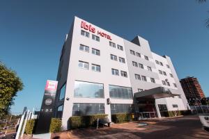 a white building with a sign on it at ibis Presidente Prudente Manoel Goulart in Presidente Prudente