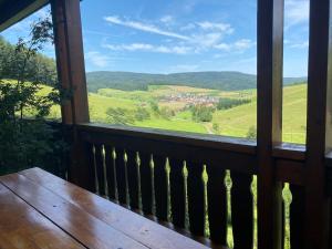 una vista dal balcone di una cabina con una panca di legno di Double Room Linden Blossom a Schuttertal Altre 9 foto
