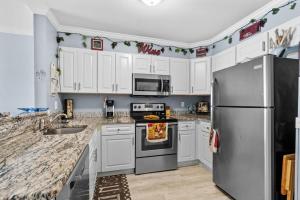 Η κουζίνα ή μικρή κουζίνα στο Chateau By the Sea Cozy Oceanfront Unit B3