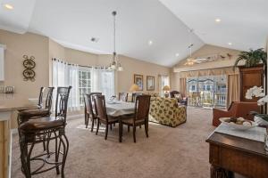 Χώρος καθιστικού στο Tupelo Bay Golf Villa Serene Unit 1211